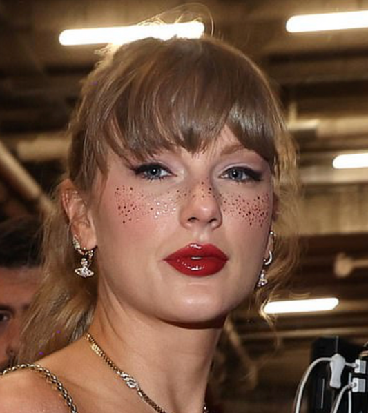 Taylor swift wearing fazits gold sparkle freckles