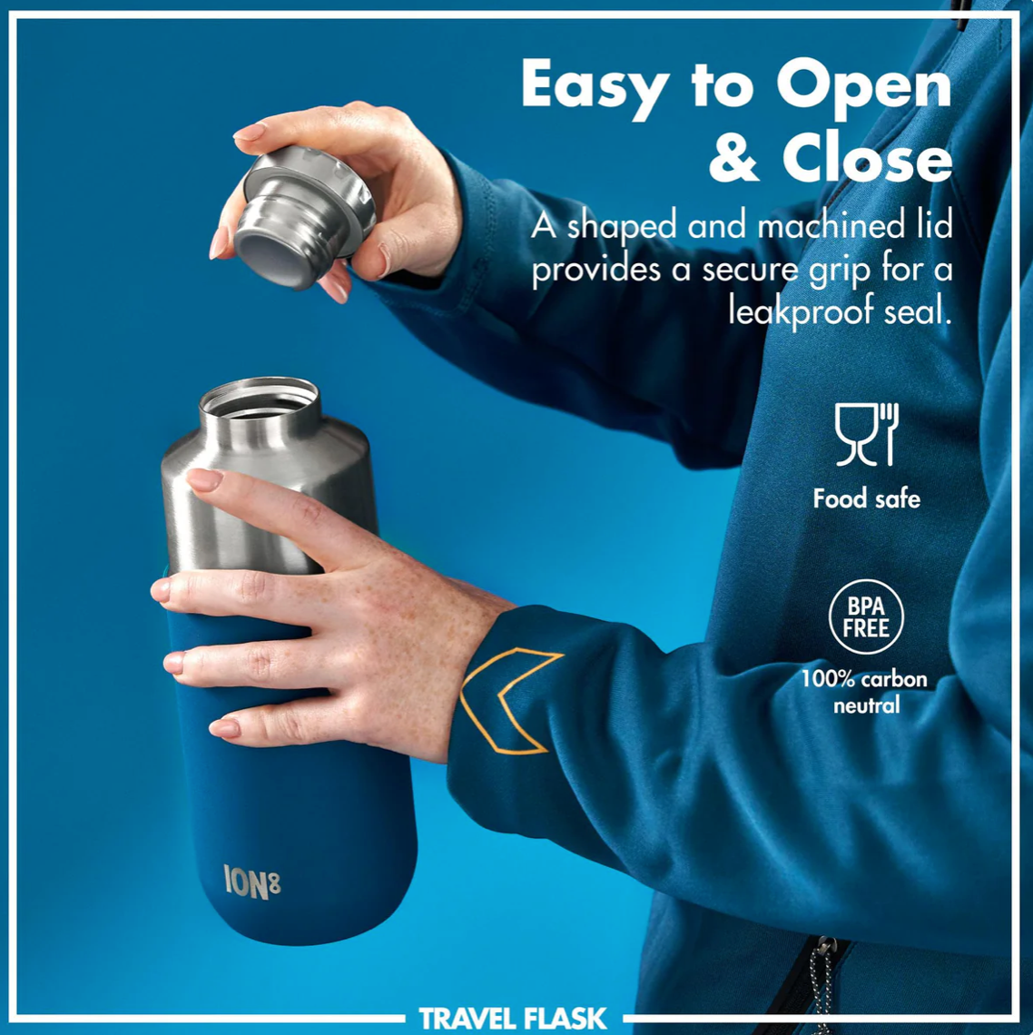 A person in a blue jacket demonstrates how to open and close a blue and stainless steel travel flask against a blue background, with text highlighting features like leakproof seal, food safety, and BPA-free.
